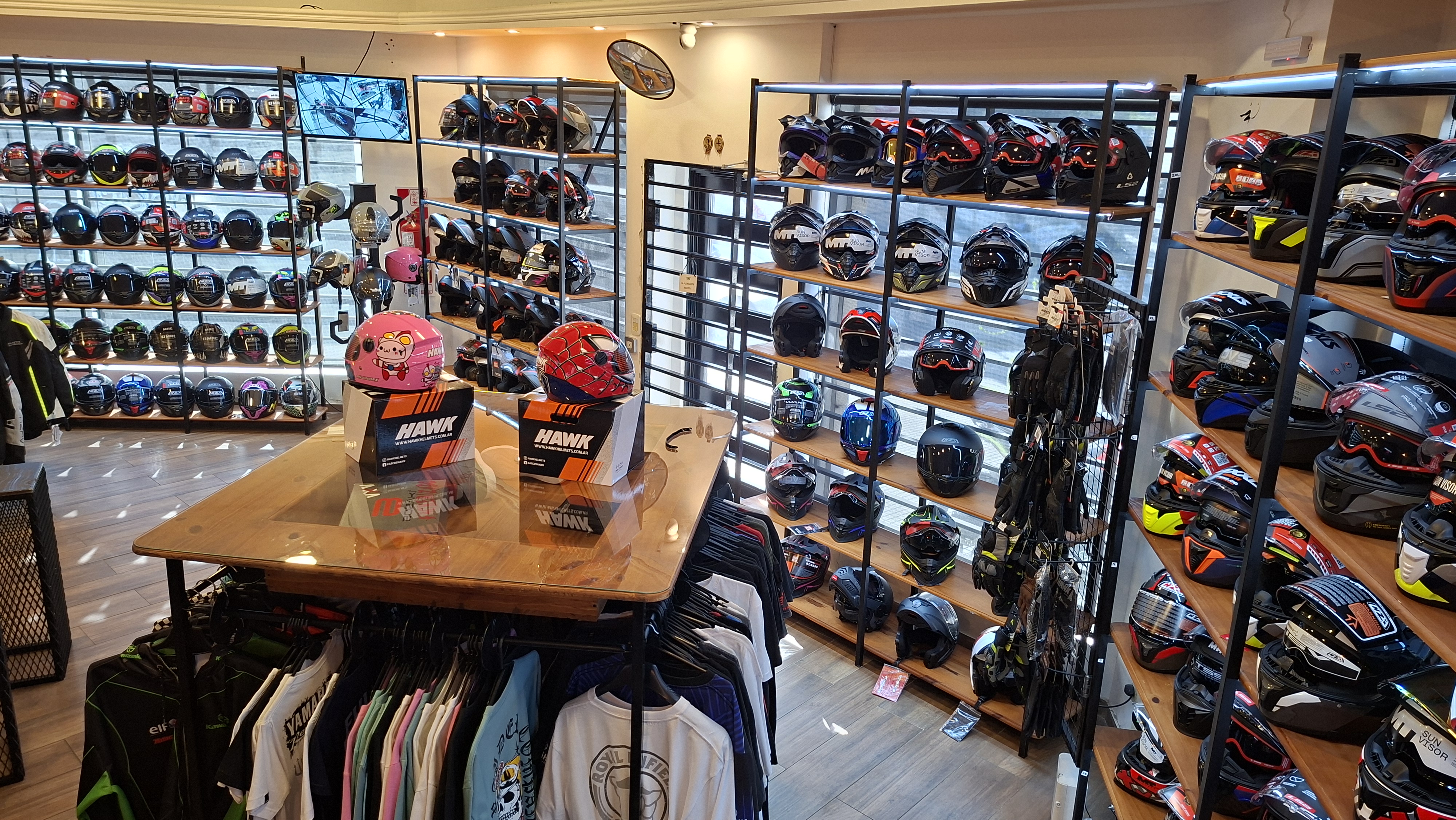 Exhibición cascos showroom