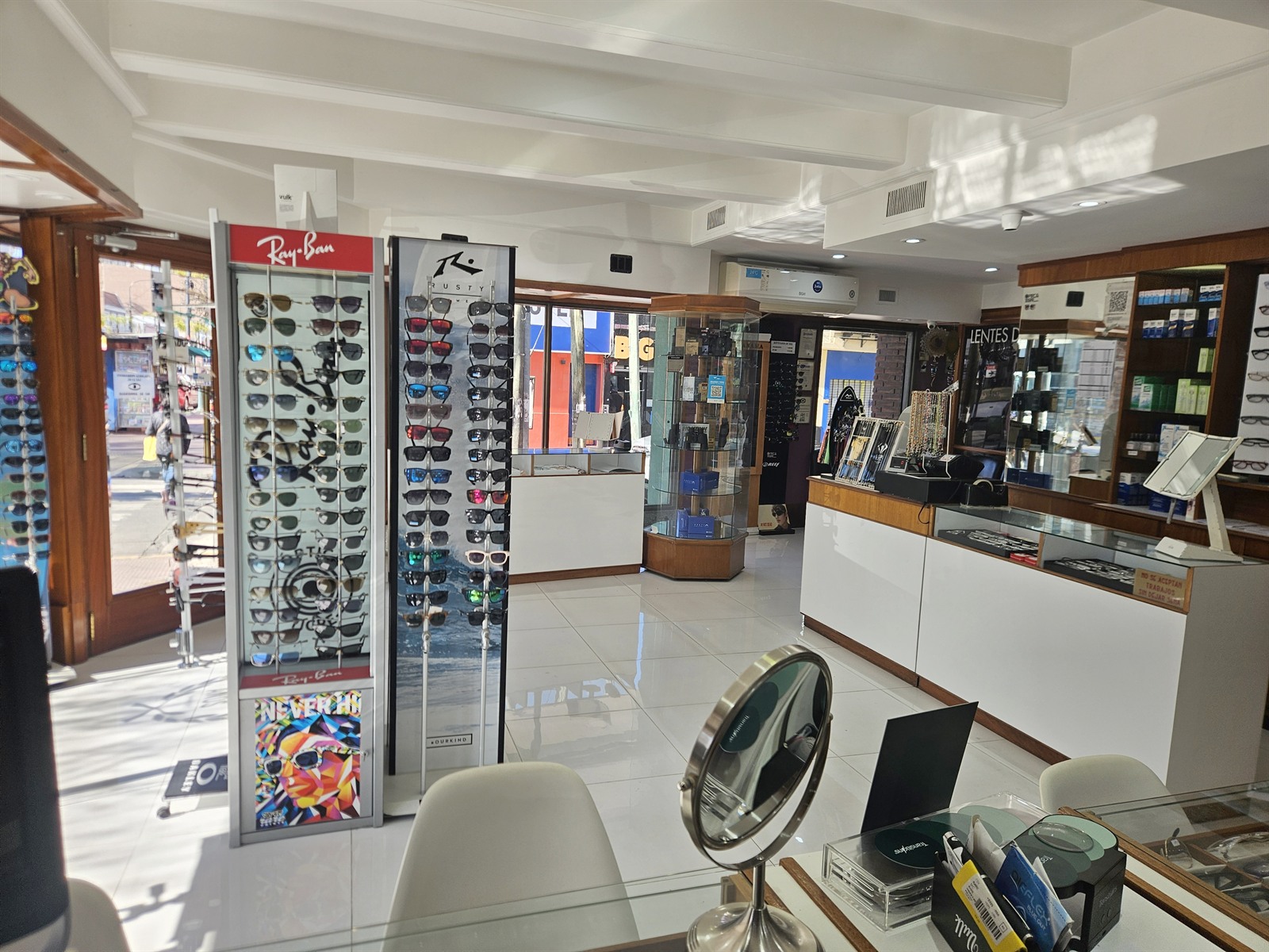 Salon de Optica Tigre con expositores Ray-Ban y Rusty