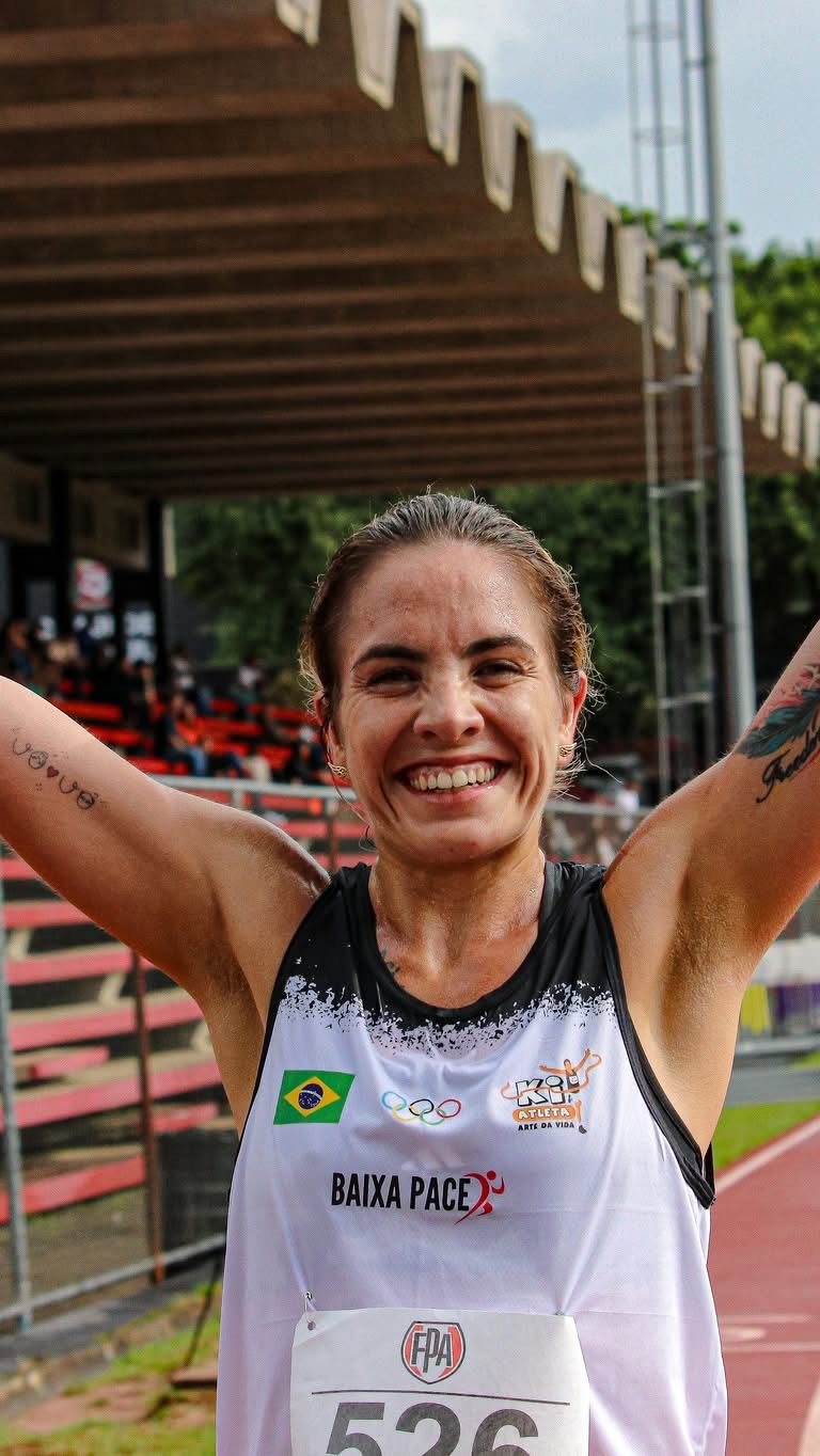 Atleta sorrindo com uniforme da parceria