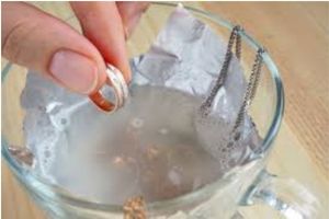 Limpeza de prata com bicarbonato e agua quente
