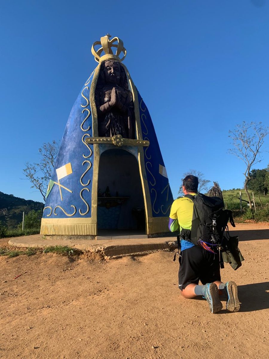 Paulo diante de Nossa Senhora Aparecida durante o Caminho da Fé