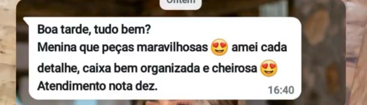 Print real de cliente elogiando as peças, a caixa organizada e o atendimento