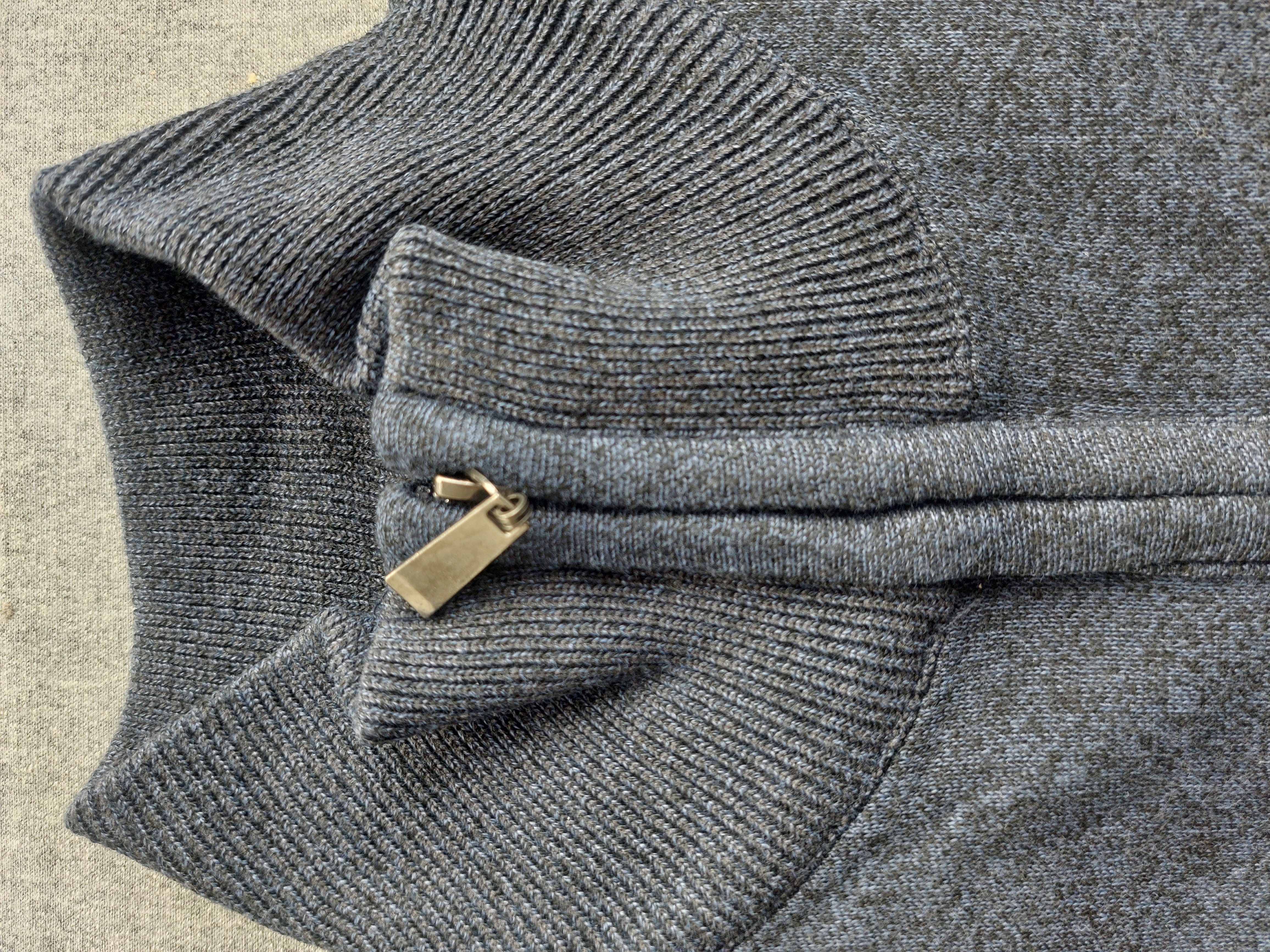 Detalle real del cuello, tejido y cierre del cardigan Upperpaul