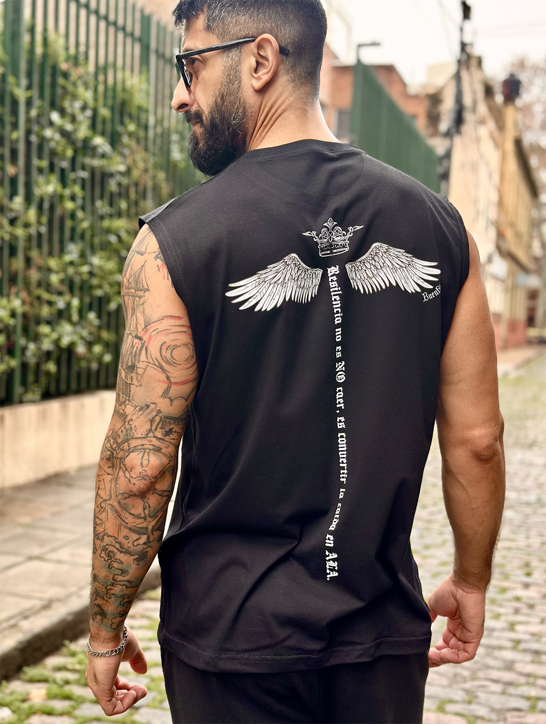 Espalda de la remera Buenfit Resiliencia, alas, corona y texto