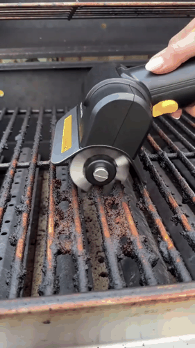 Cepillo eléctrico limpiando la parrilla