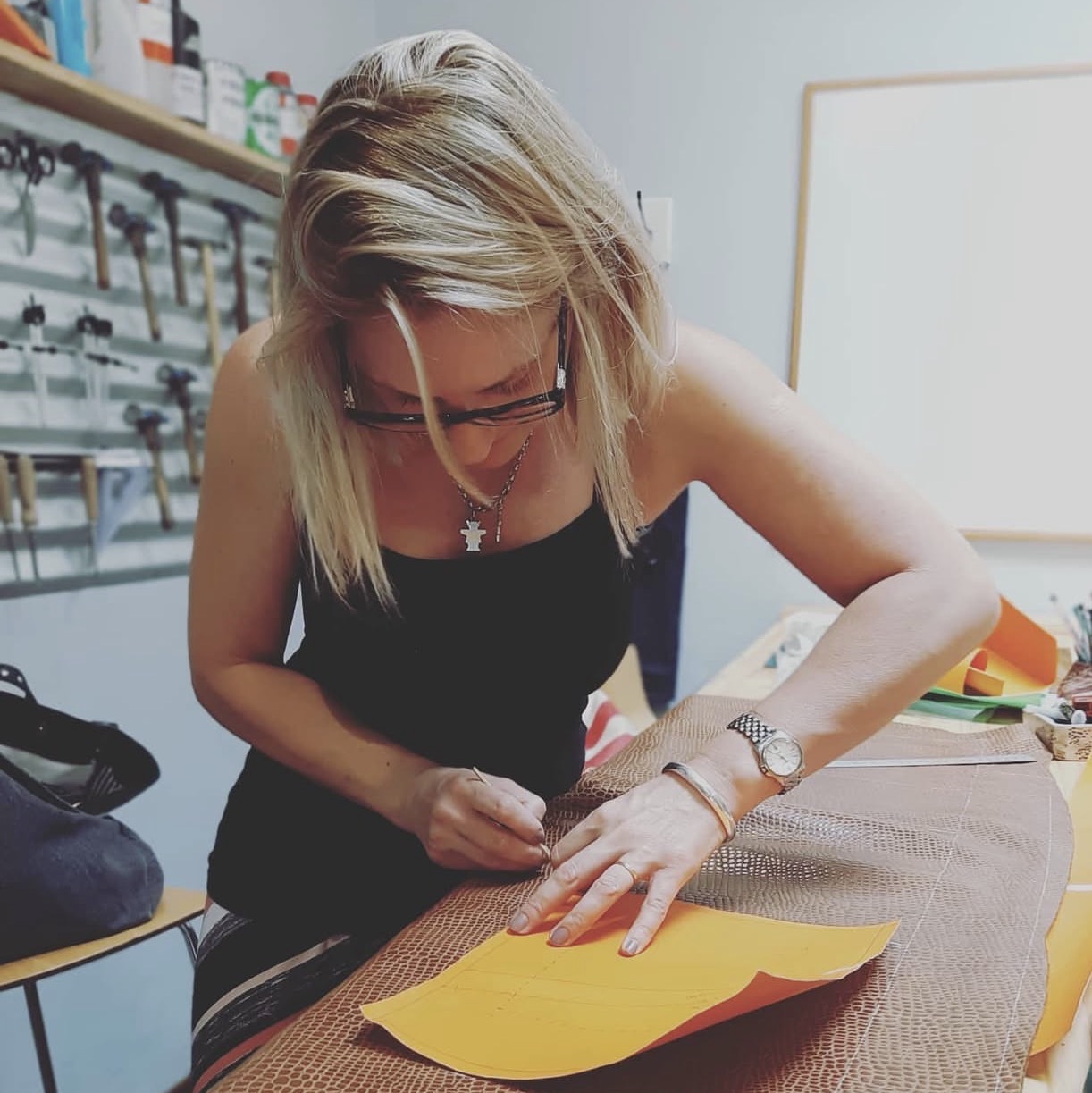 Foto del año 2019 confeccionando una de mis primeras carteras