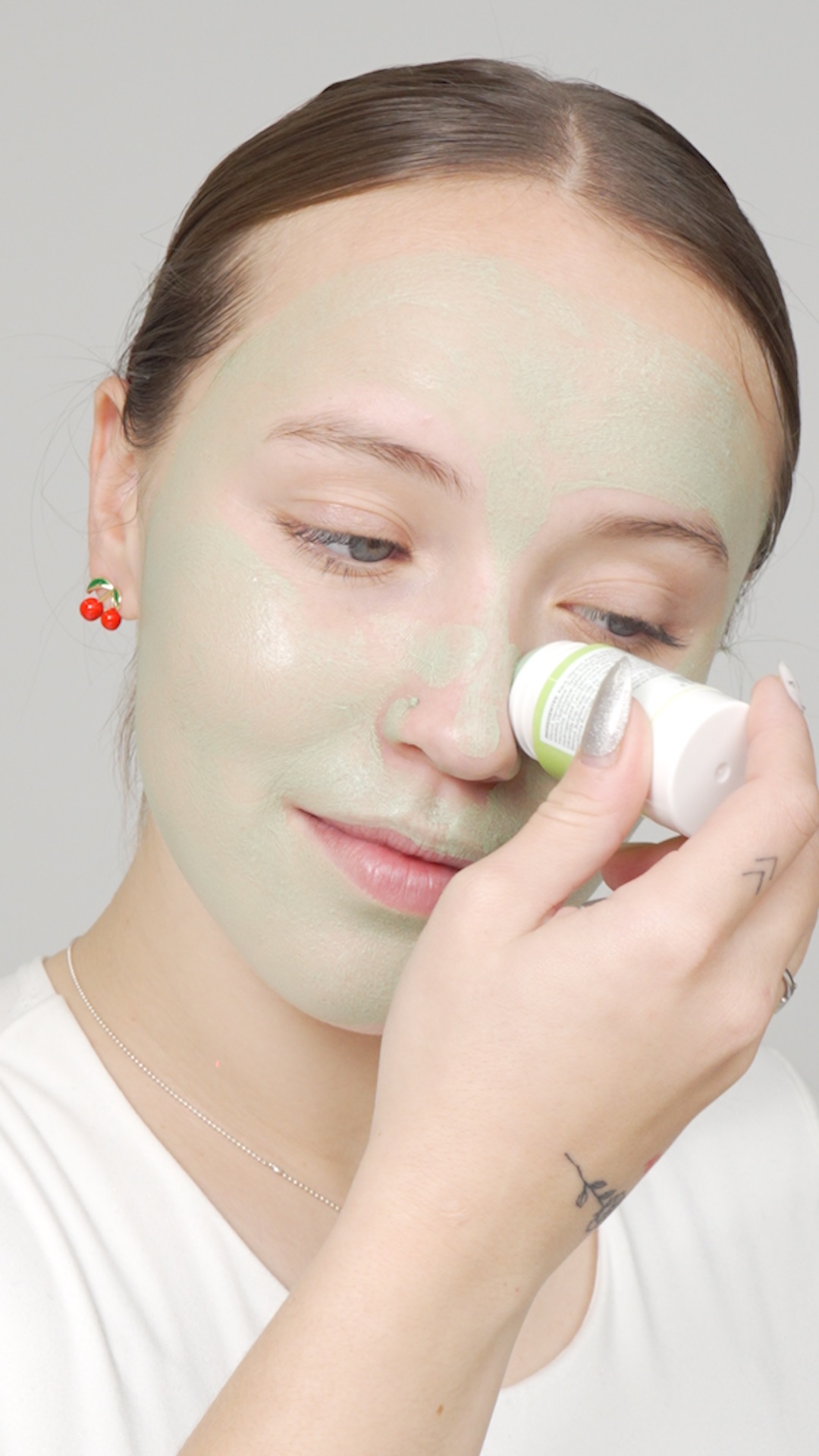 Mujer relajándose con la mascarilla puesta