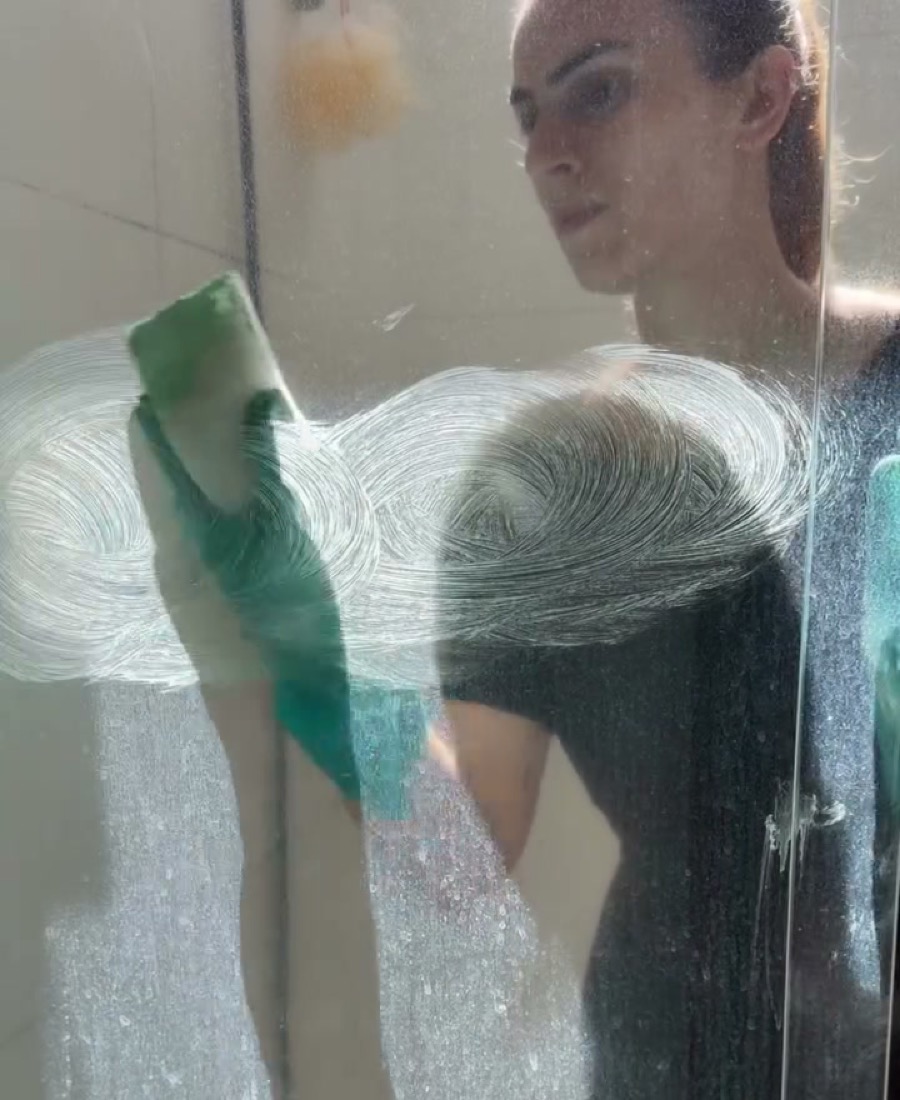 Vidro de box com calcário sendo removido pelo Big Zé — antes fosco, depois transparente