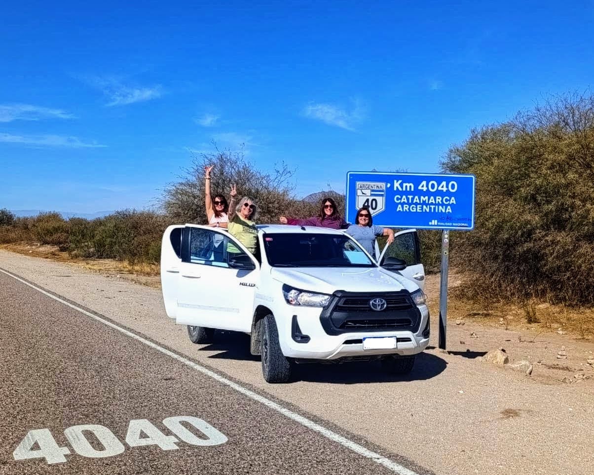 pasajeras arriba de una camioneta en la ruta 40 catamarca argentina