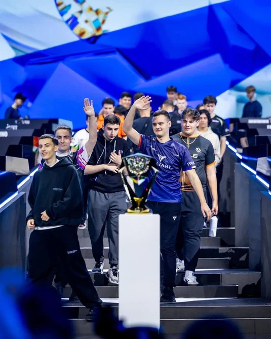 Un par de personas con instrumentos musicales y micrófonos en un escenario  El contenido generado por IA puede ser incorrecto.