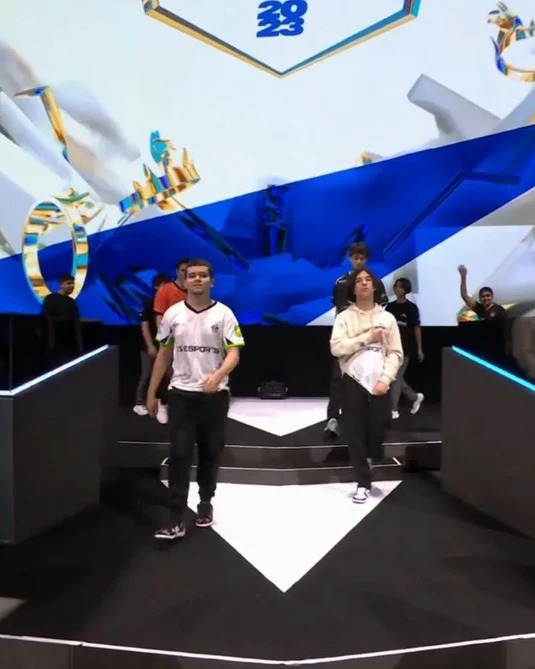 Imagen que contiene interior, tabla, hombre, parado  El contenido generado por IA puede ser incorrecto.