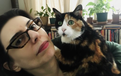 Gabriella e a gata tricolor Filó