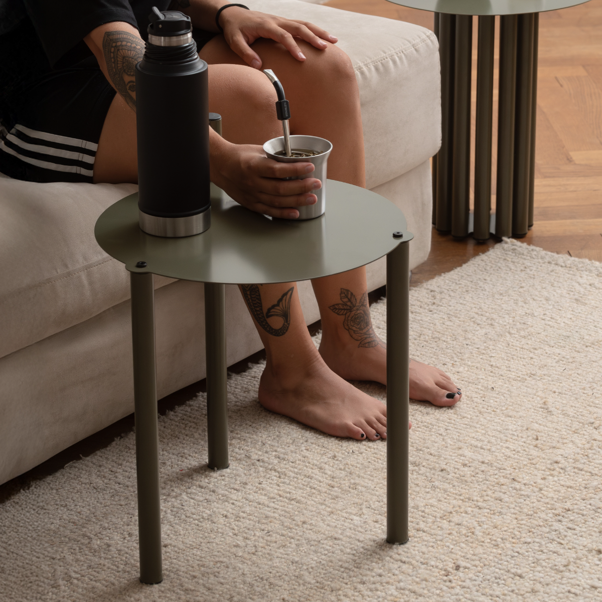 Mesita Matera &middot; CH01 ambientada