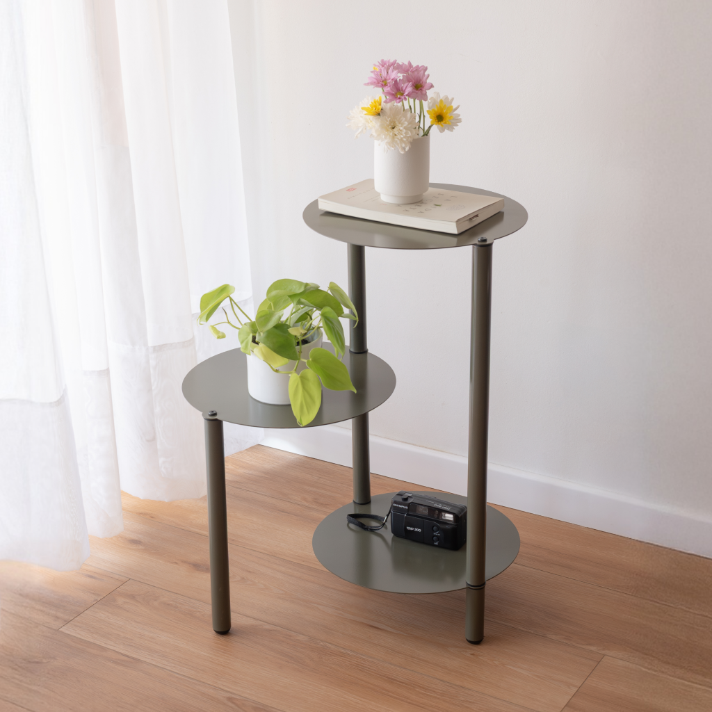 Mesita Irregular &middot; CH07 ambientada