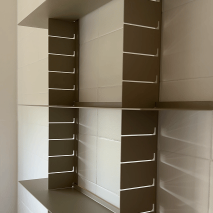 Estantería flotante CH05 en uso real