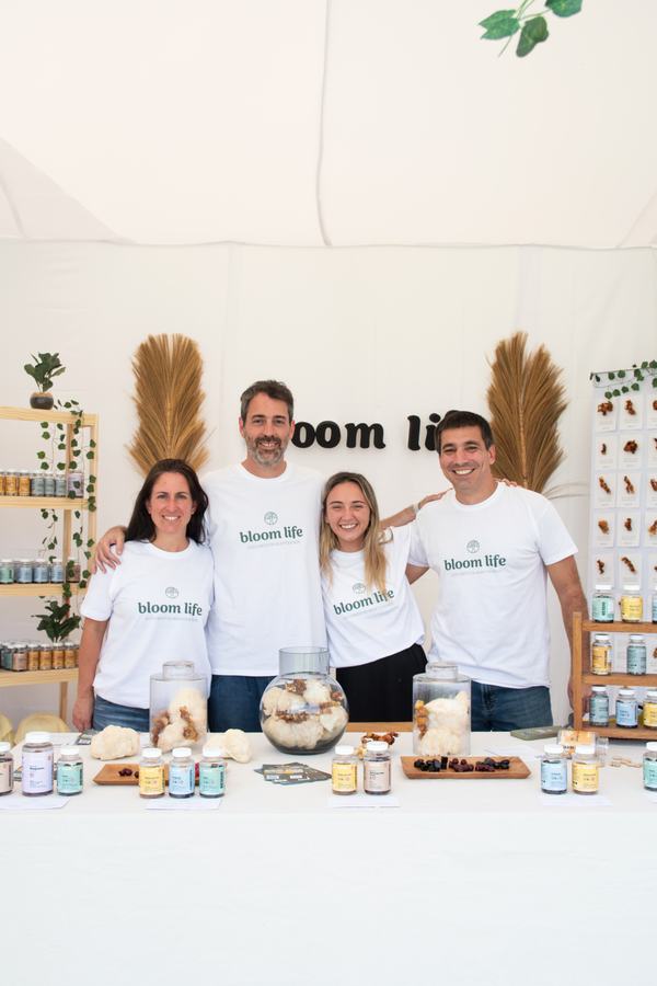 Equipo Bloom Life en el stand