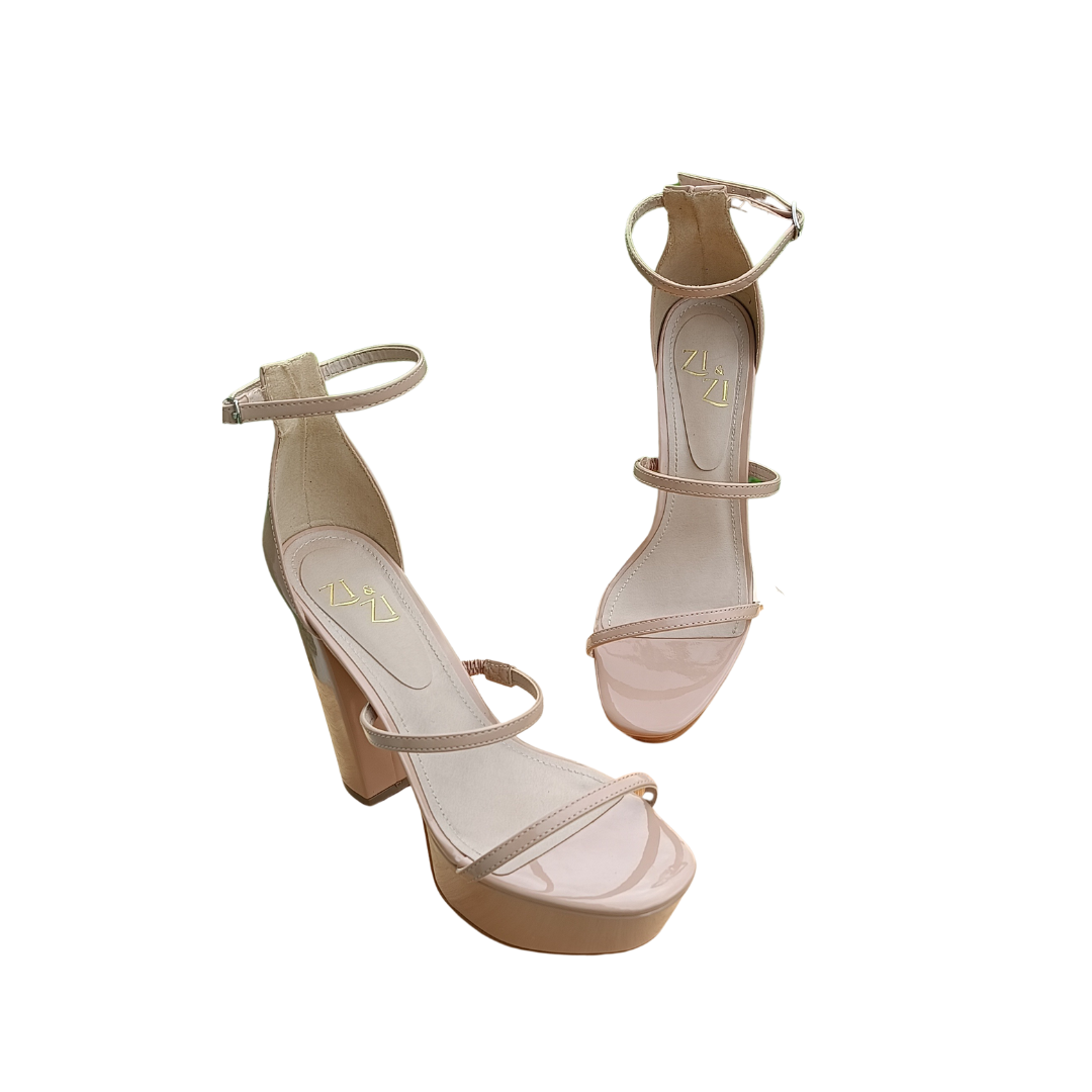 Sand&aacute;lia salto alto moderna com apoio no calcanhar