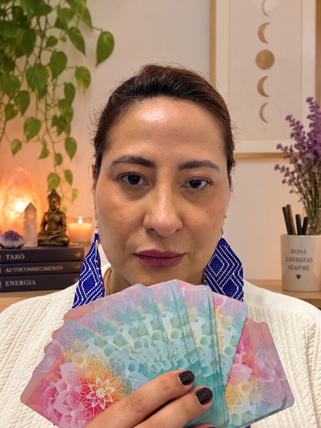 Vanessa Sberve com seu baralho, na Vibração & Harmonia