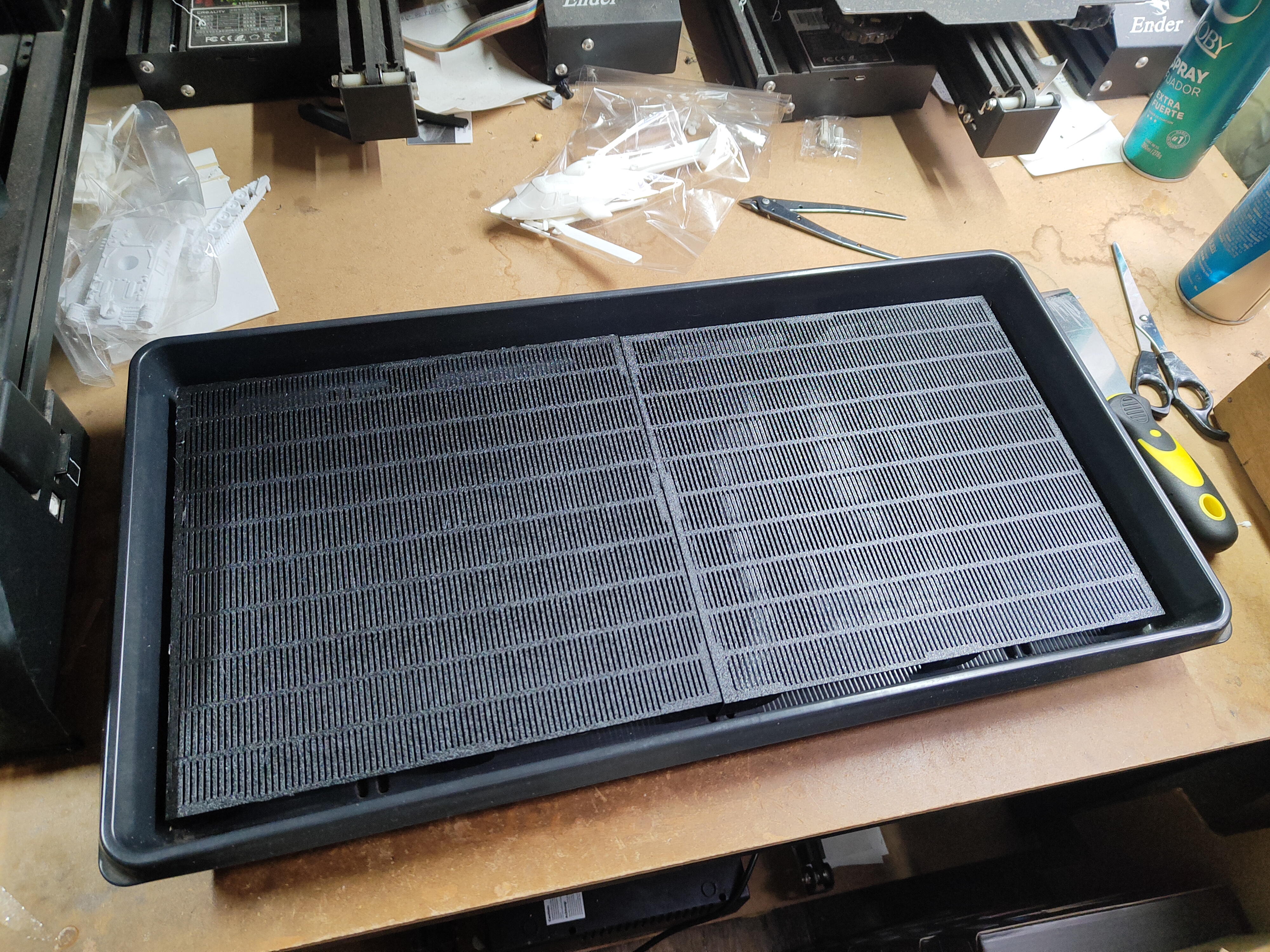 Rejilla hidropónica impresa en 3D en PETG, instalada en bandeja de cultivo