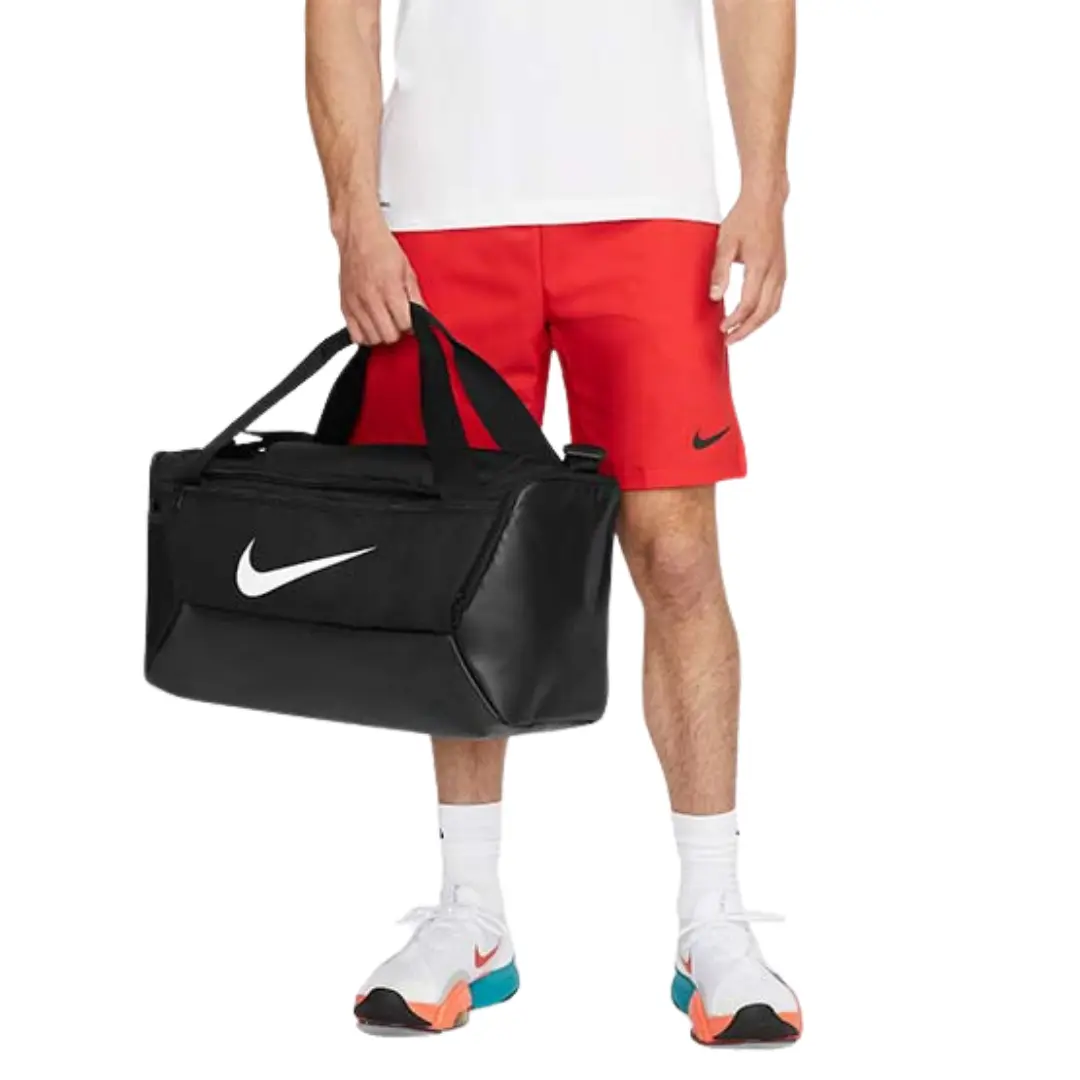 El Bolso Nike Brasilia 9.5 en contexto, utilizado en un entorno deportivo, destacando su funcionalidad y estilo.