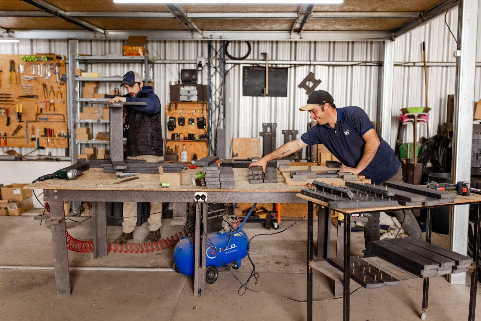 Equipo de Wood Idea armando muebles de plástico reciclado en el taller