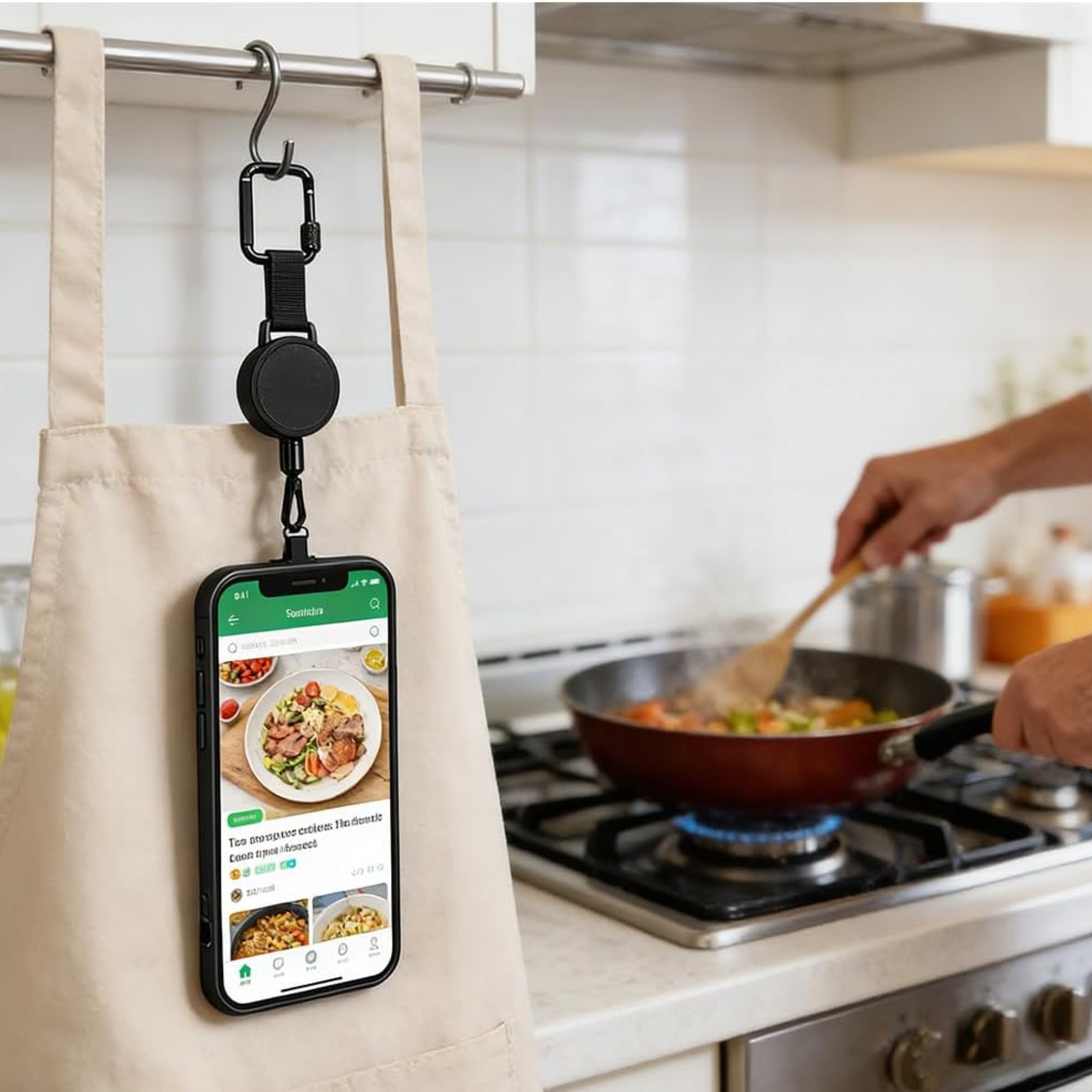 Correa retr&aacute;ctil para celular en uso cotidiano de cocina y hogar con manos libres