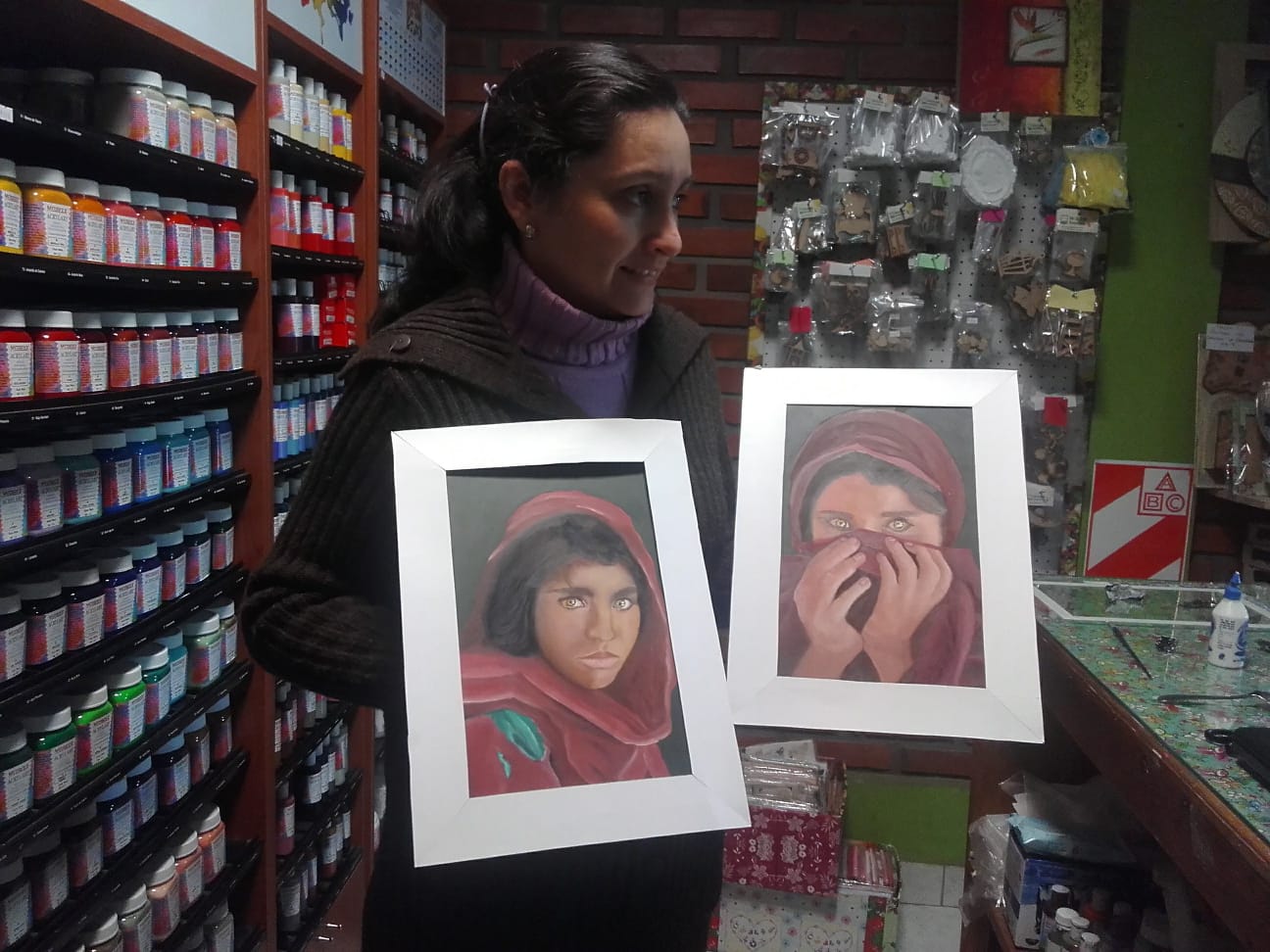 En 2011, Moni comenzó a capacitarse con Elena Volpato, una querida profesora de Ituzaingó que dejó una huella profunda en su formación. Más adelante, también se perfeccionó en Asunción Paraguay, con la profesora Magnolia, ampliando sus técnicas y su mirada artística.
