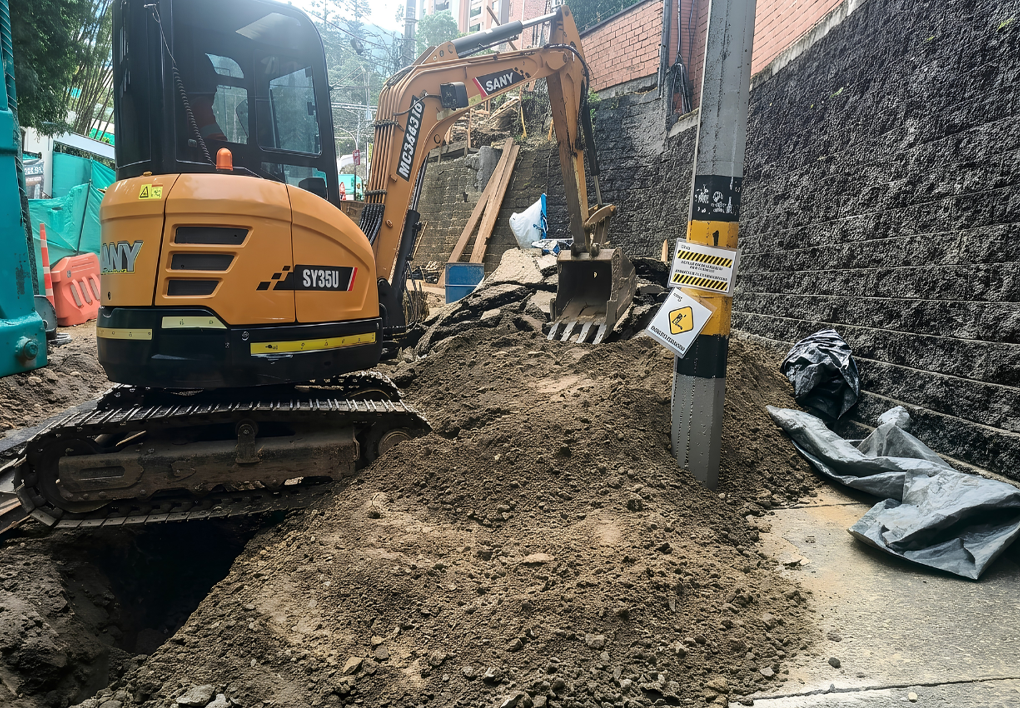 Excavadora SANY SY35U alquilada por Gil Escombros en obra vial en Loma los Balsos El Poblado
