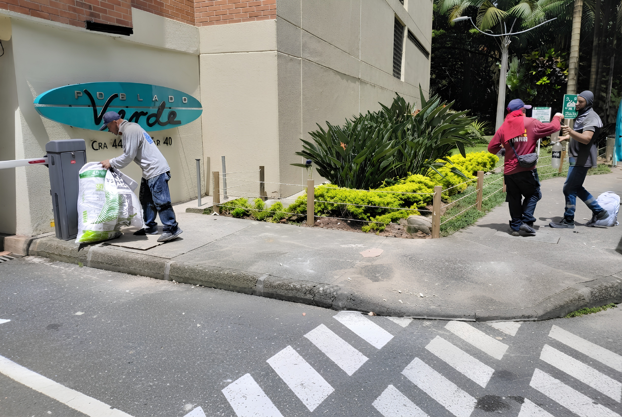 Operarios de GEM realizando la recoleccion manual de bultos de escombros en Unidad Poblado Verde Medellin