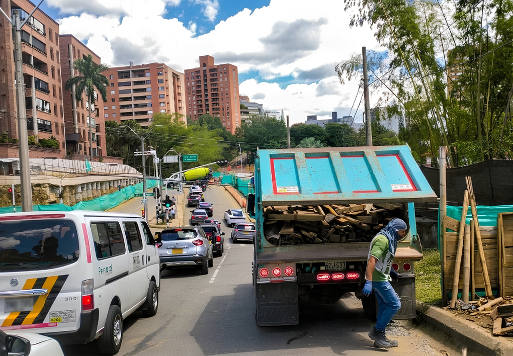 Equipo de Gil Escombros Medellín (GEM) realizando limpieza de terreno y recolección de madera en sitio de construcción.