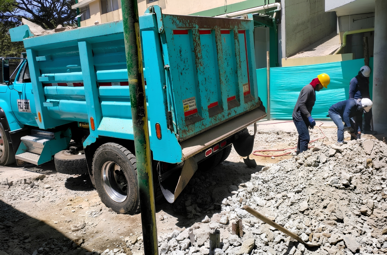 Volqueta de escombros turquesa en recoleccion a granel de demolicion en Bello Antioquia