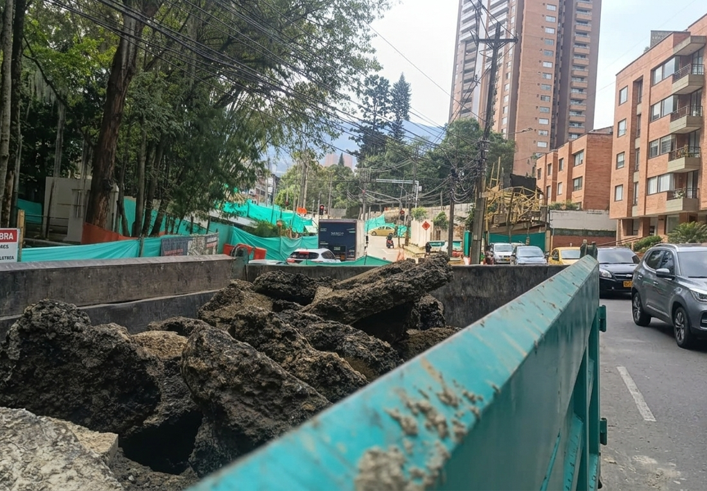 Volqueta turquesa cargada con asfalto y demolicion de via en Loma los Balsos Medellin