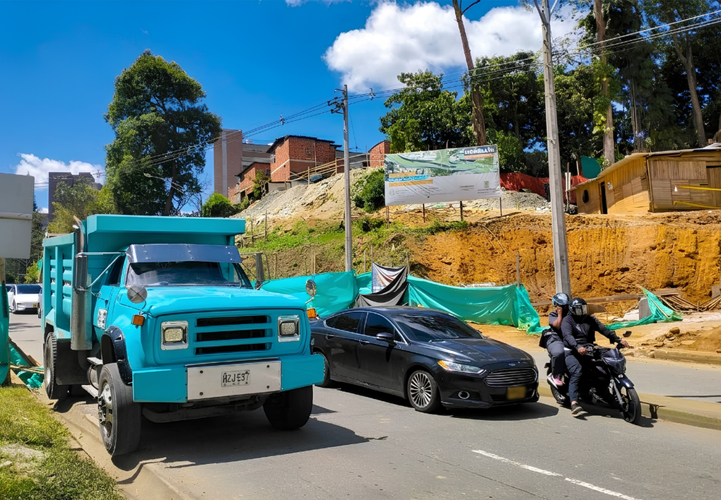 Volqueta turquesa GEM realizando transporte de escombros y madera en Loma los Gonzalez Medellin