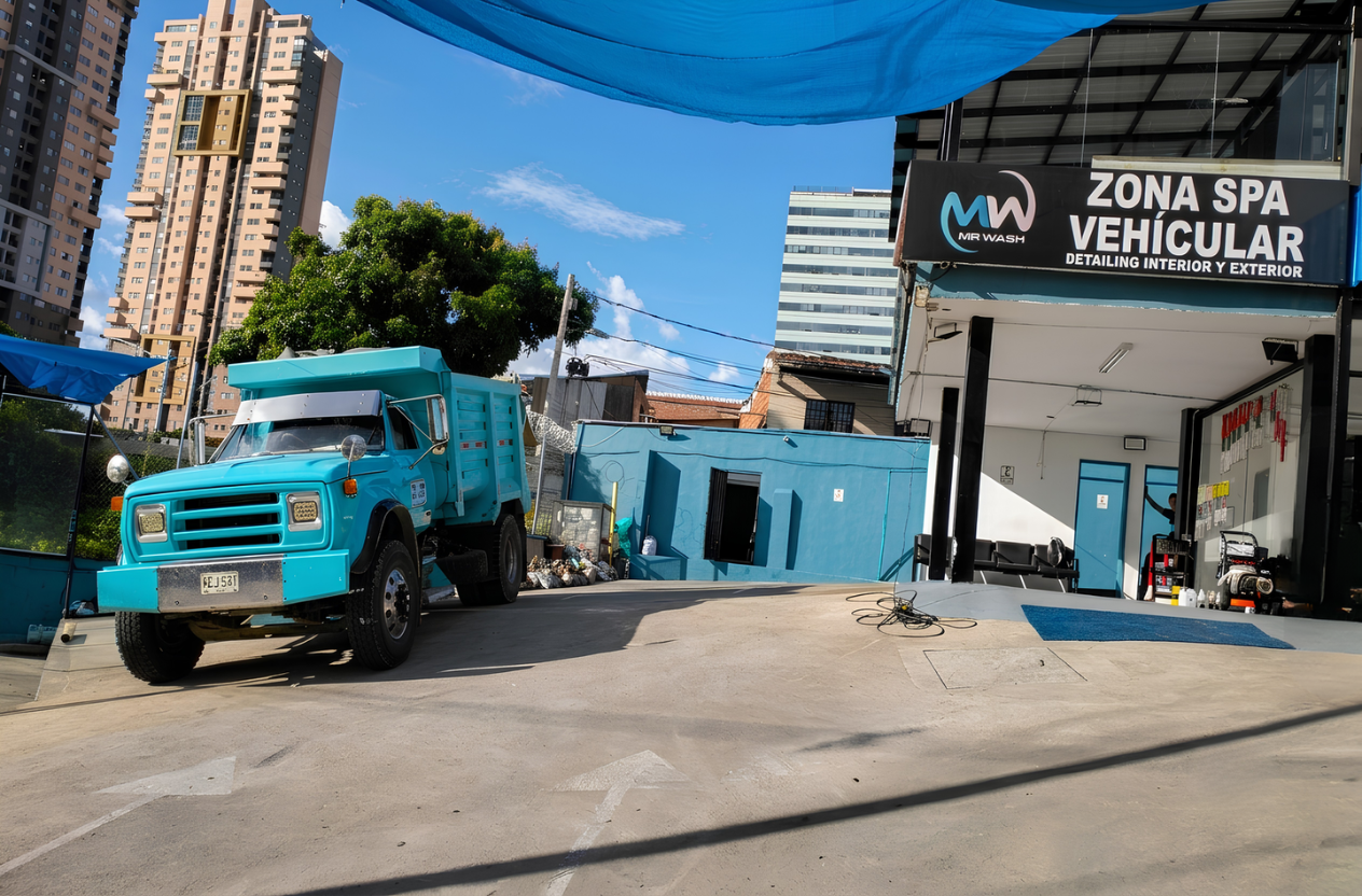 Volqueta turquesa de Gil Escombros parqueada en zona comercial de Mayorca Itagui