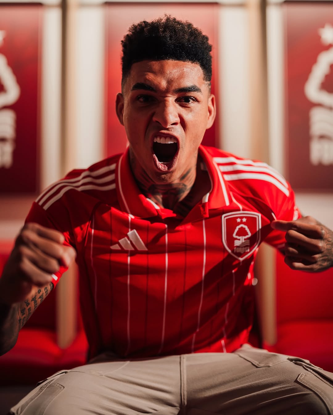 Igor Jesus vestindo a Camisa Nottingham Forest Home 2025 frente vermelha