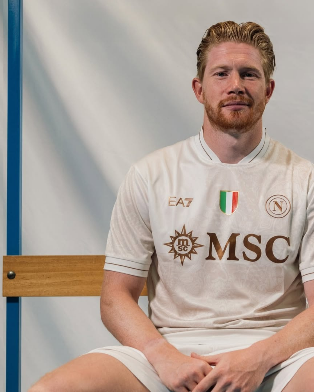 Camisa Napoli Away 2025/26 EA7 areia com detalhes dourados