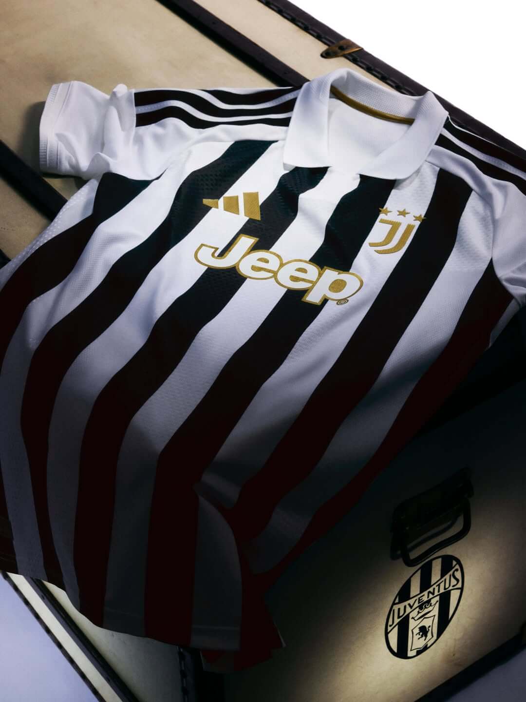 Camisa Juventus Home 26/27 Torcedor Adidas Masculina Branca e Preta com Detalhes Dourados