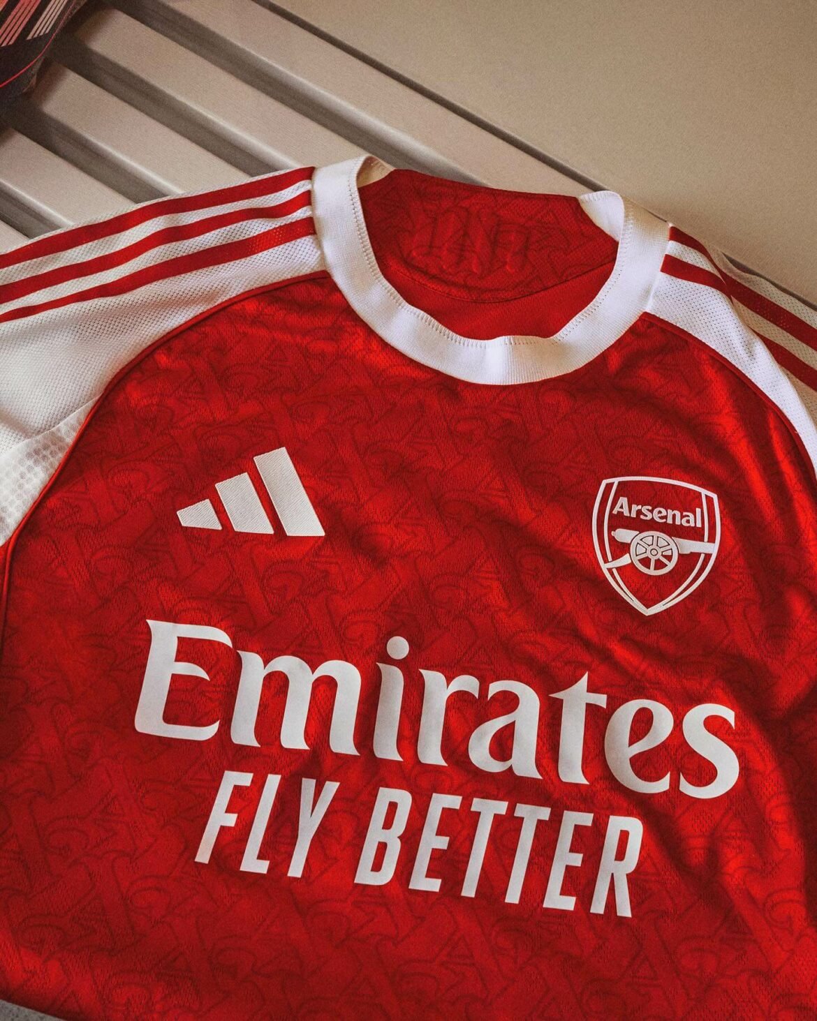 Camisa Arsenal Home 2025/26 Adidas Masculina vermelha com padrão Gothic A
