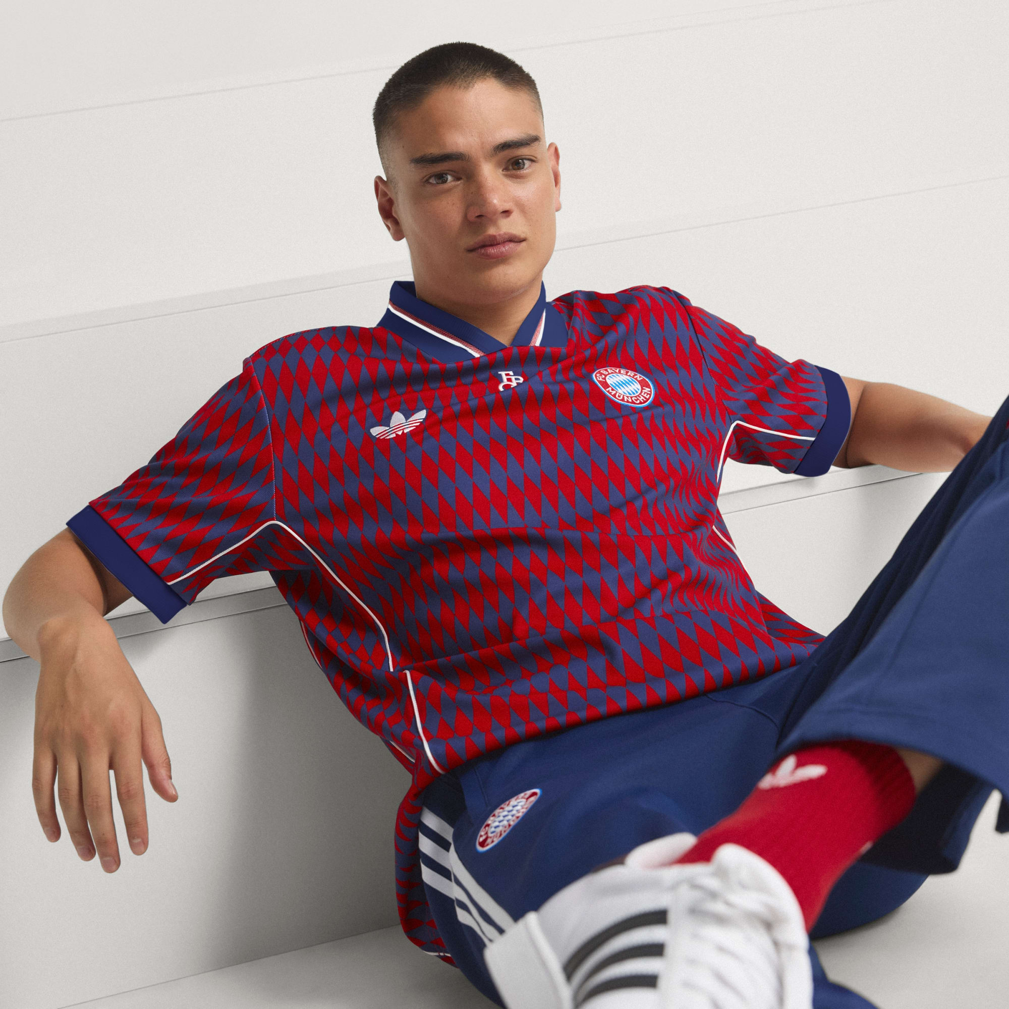 Camisa Bayern de Munique Adidas Lifestyler 2026 Xadrez Azul e Vermelho Lan&ccedil;amento