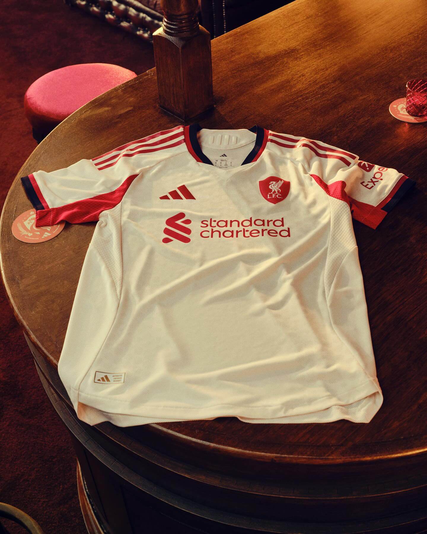 Liverpool Away 2025/26 detalhes golas e punhos