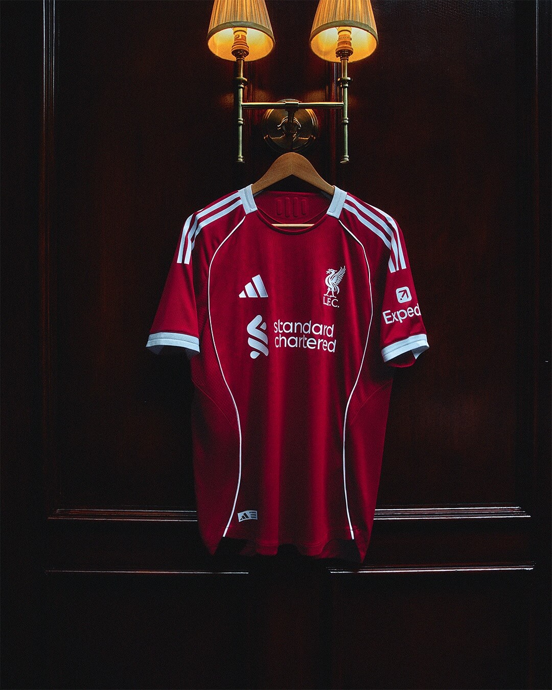 Liverpool Home 2025/26 frontal vermelho Adidas