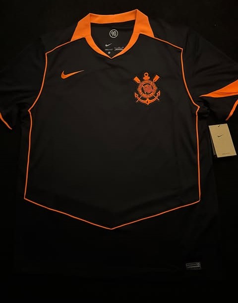 Detalhes gola e escudo laranja da camisa Corinthians III 2025/26 Total 90
