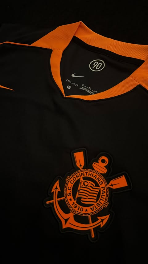 Camisa Corinthians III 2025/26 Total 90 vista frontal preta com detalhes laranja