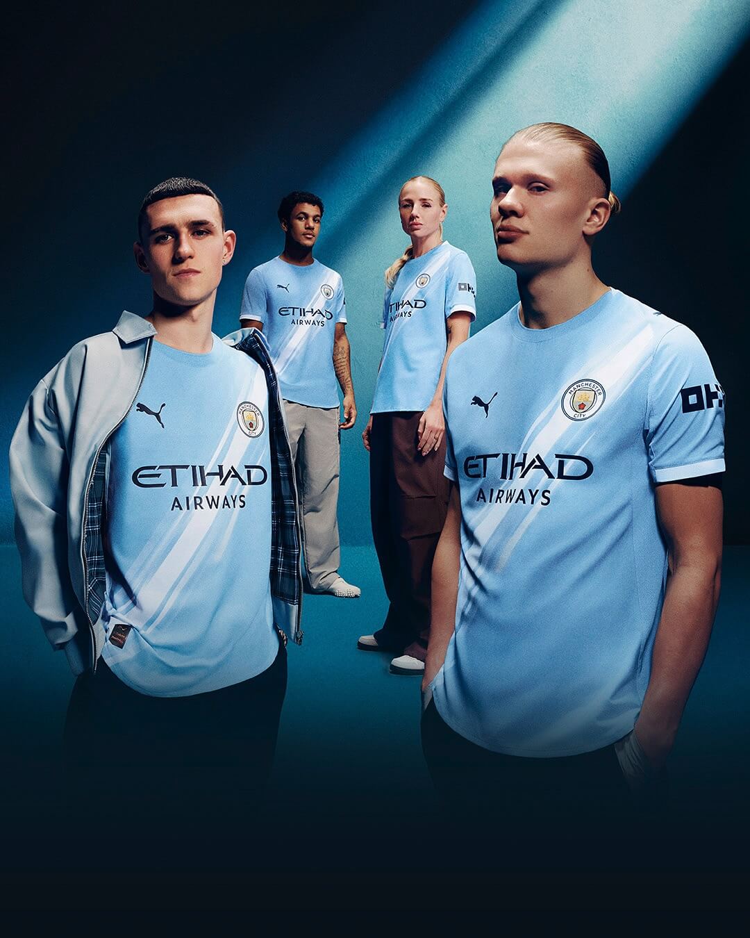 Detalhe da gola e escudo da camisa Manchester City Home 25/26 azul