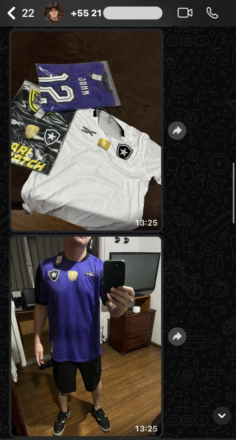 Torcedor mostrando a camisa do Botafogo recebida