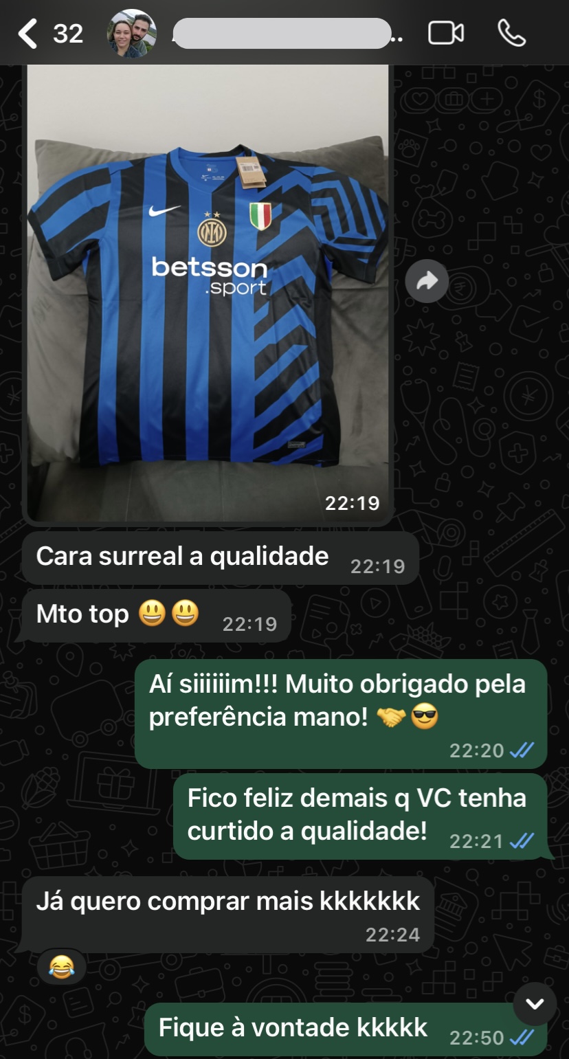Cliente exibindo a camisa do Botafogo recebida