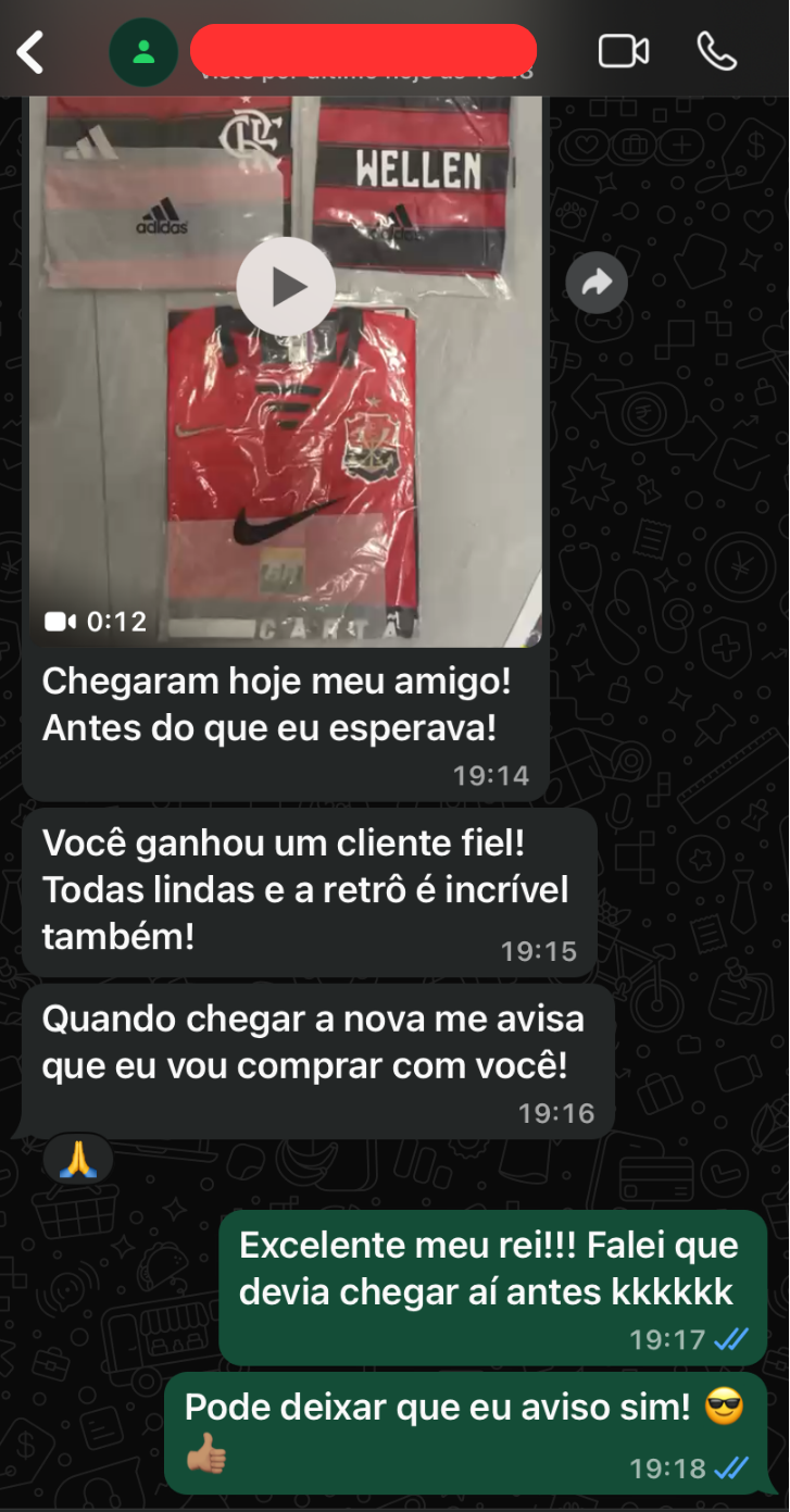 Torcedor mostrando sua nova camisa