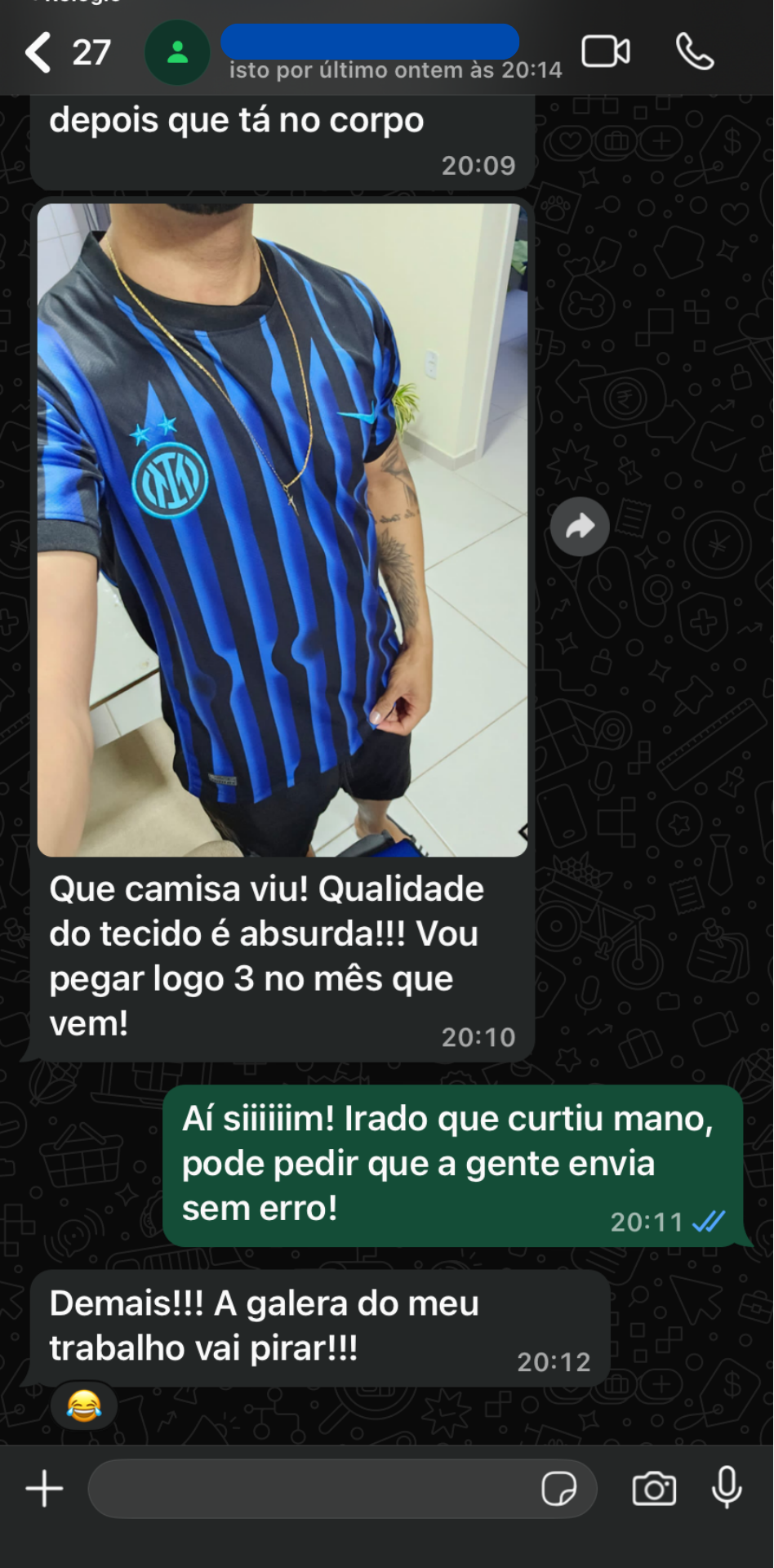 Cliente avaliando positivamente a camisa