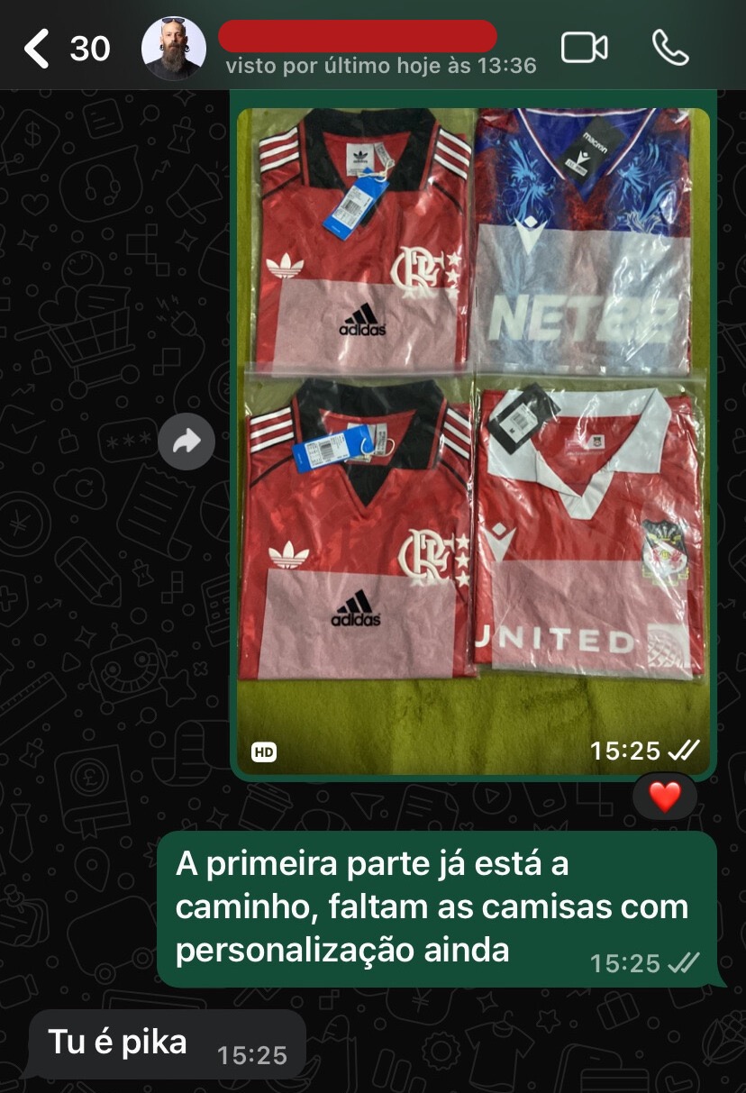 Torcedor exibindo kit Flamengo 2025/26 recebido