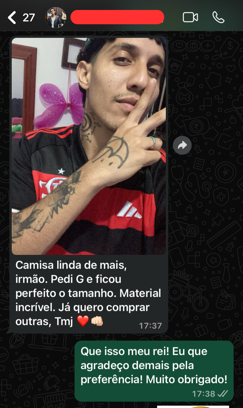 Torcedor mostrando conjunto Flamengo retrô recebido